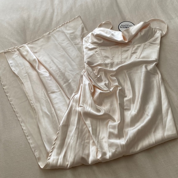 Mura boutique Satin gown - Picture 4 of 8